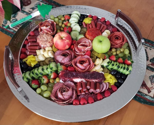 Artfully arranged round grazing platter